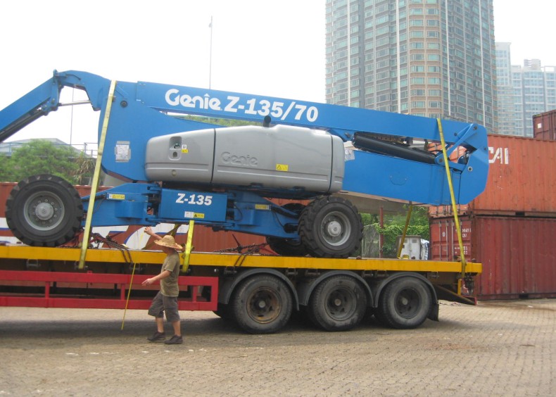 這輛藍(lán)色的進(jìn)口“怪獸”被捆綁后，運(yùn)走了！