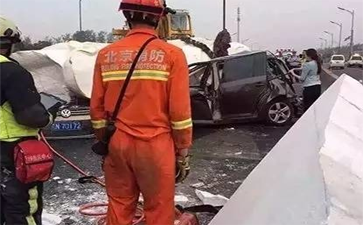 運輸佛像的大車側(cè)翻，佛像摔斷，引發(fā)大堵車