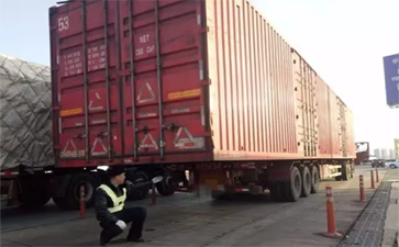 大件超限大貨車為逃處罰大清早下高速，不想民警提前上了班...