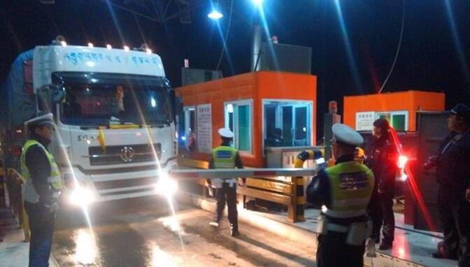 “戲精”司機(jī)沖關(guān)逃費，被查后懊悔不已