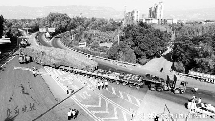 驚！史上最“長”的大件運(yùn)輸 400多個(gè)車輪